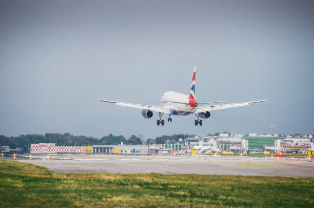 l'aereo commerciale british airways atterra all'aeroporto di linate a milano. linate è un hub principale per alitalia che serve molte - doppler effect foto e immagini stock