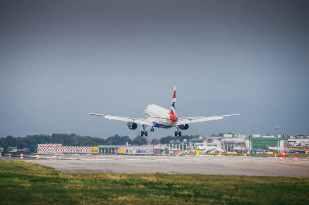 l'aereo commerciale british airways atterra all'aeroporto di linate a milano. linate è un hub principale per alitalia che serve molte - doppler effect foto e immagini stock