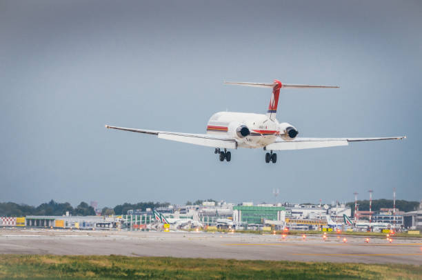 un aereo di linea meridiana atterra all'aeroporto di linate a milano. linate è un hub principale per alitalia che serve molte - doppler effect foto e immagini stock