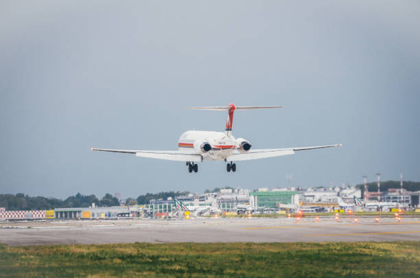 un aereo di linea meridiana atterra all'aeroporto di linate a milano. linate è un hub principale per alitalia che serve molte - doppler effect foto e immagini stock