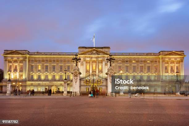 Photo libre de droit de Le Palais De Buckingham À Londres Westminster banque d'images et plus d'images libres de droit de Palais de Buckingham - Palais de Buckingham, Château, Londres
