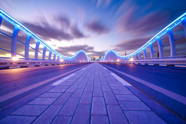 meydan bridge dubai at night - urban bridge imagens e fotografias de stock