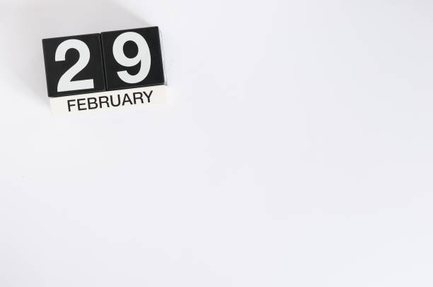am 29. februar. würfel kalender für februar 29 auf weiße fläche mit dem leeren raum. schaltjahr, schalttag - number 10 number 20 calendar date calendar stock-fotos und bilder