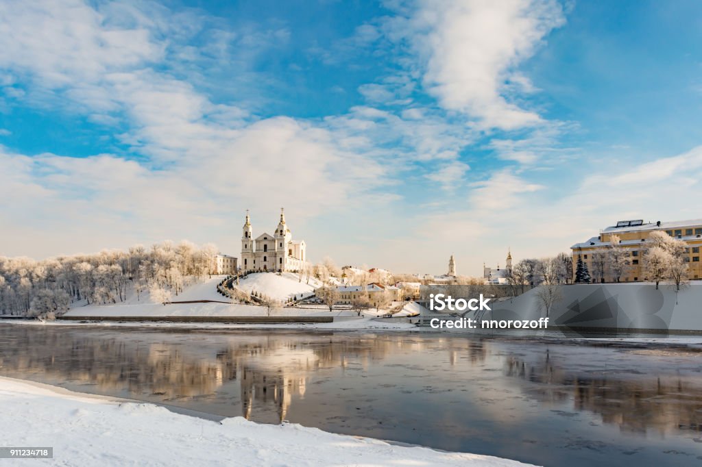 La cathédrale Ouspenski est un temple à Vitebsk, architecture historique un jour clair et ensoleillé en hiver - Photo de Hiver libre de droits