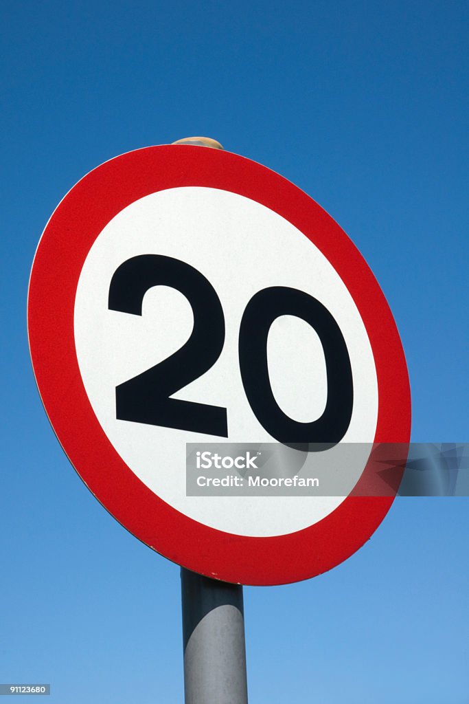 Segnaletica stradale visualizzazione 20MPH limite di velocità nel Regno Unito - Foto stock royalty-free di Limite di velocità