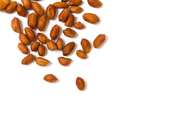 amendoins em um fundo branco  - peanut nut snack isolated - fotografias e filmes do acervo