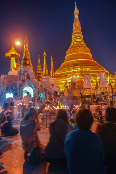 pagode de shwedagon à rangoun - yangon photos et images de collection