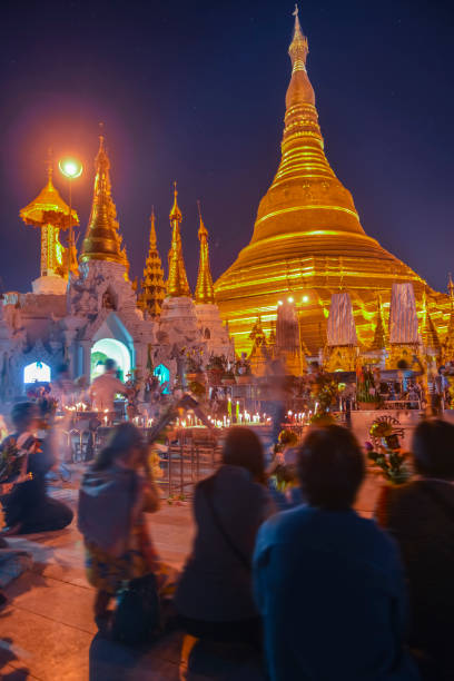 pagoda di shwedagon a yangon - yangon foto e immagini stock
