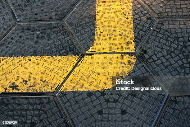 노란색 로드쇼의 Mark 팻말 굴절률은 인도 0명에 대한 스톡 사진 및 기타 이미지 - 0명, 2중 황색 실선, 각도