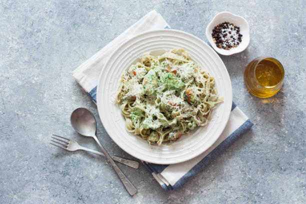 istock Pasta with mussels and spinach sauce. Top view 911290932