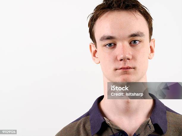 Männlicher Teenager Stockfoto und mehr Bilder von Anstrengung - Anstrengung, Blick in die Kamera, Dunkel