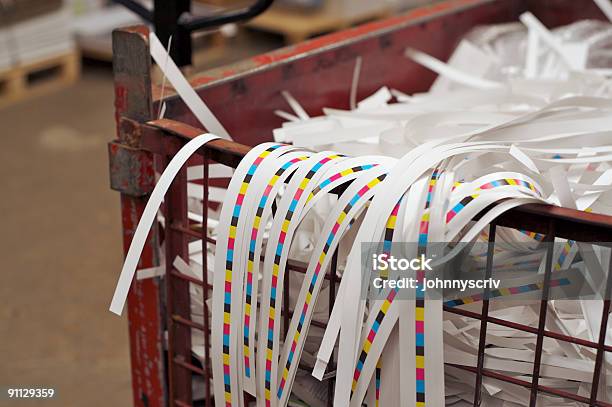 Foto de Lixo De Papel e mais fotos de stock de Impressora - Maquinaria de fábrica - Impressora - Maquinaria de fábrica, Impressão - Atividade, Jornal