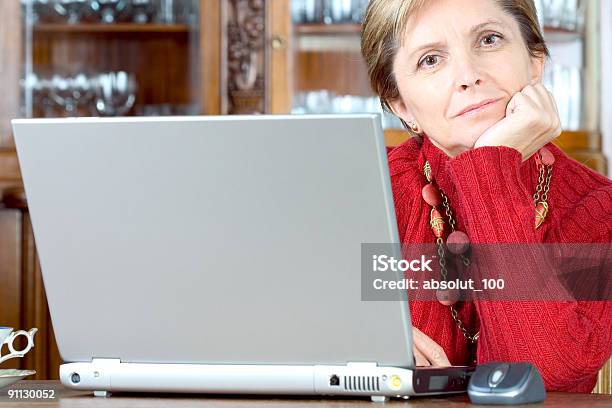 Mujer Y Su Computadora Portátil Foto de stock y más banco de imágenes de Apoyarse - Apoyarse, Interior de la casa, Mesa - Mueble