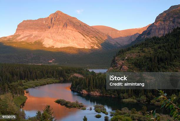 Montagna Al Tramonto - Fotografie stock e altre immagini di Acqua - Acqua, Alba - Crepuscolo, Albero