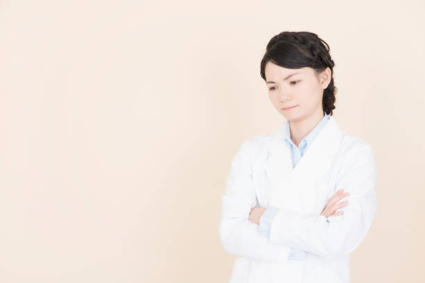 istock Young woman who crosses an arm 911302930