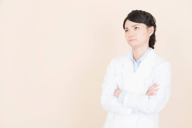 istock Young woman who crosses an arm 911305302