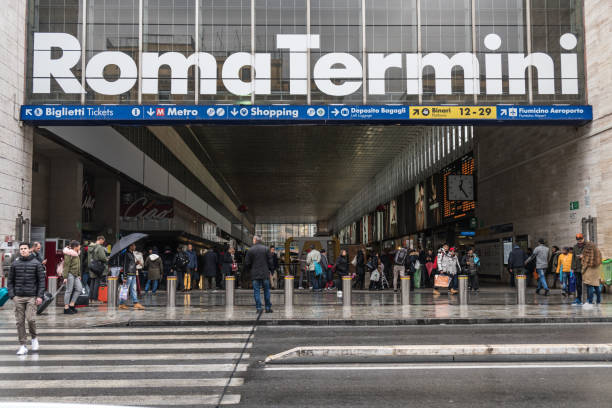 roma termini estación - los trenes de roma fotografías e imágenes de stock