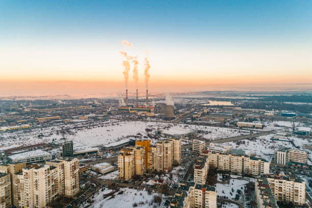 tiro de vista aérea da cidade de usina de indústria pesada, poluindo o ar - rasto de fumo de avião - fotografias e filmes do acervo