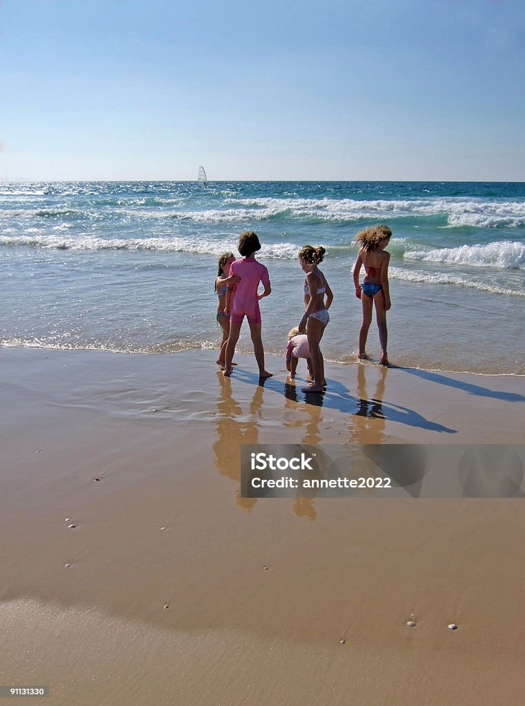 Ragazze che giocano in spiaggia, Israele - Foto stock royalty-free di Acqua