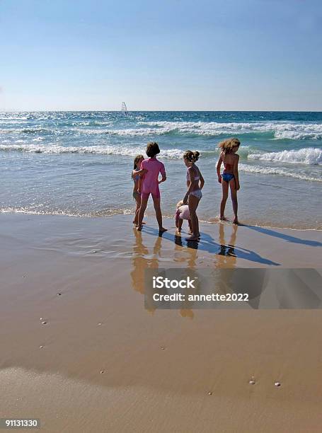 Ragazze Che Giocano In Spiaggia Israele - Fotografie stock e altre immagini di Acqua - Acqua, Ambientazione esterna, Bambine femmine