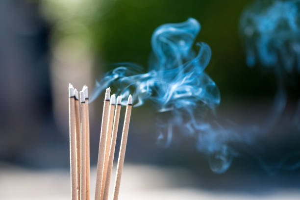 불타는 돋을새김 막대기 및 향 점화에서 연기 및 연기 - burning incense 뉴스 사진 이미지