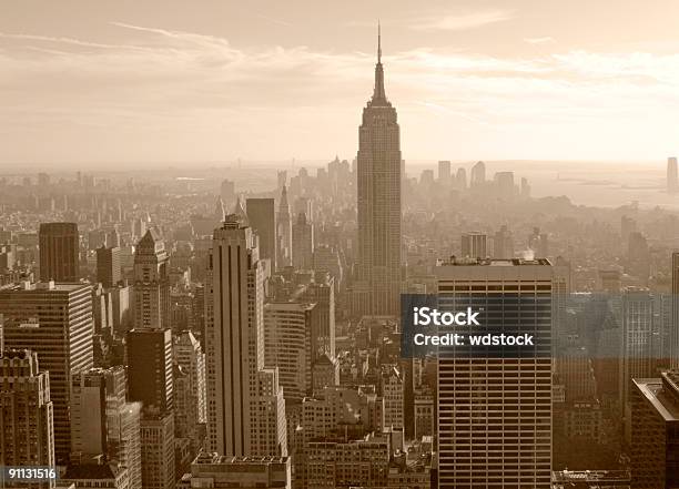 Sepia De La Ciudad De Nueva York Foto de stock y más banco de imágenes de Aire libre - Aire libre, Antena - Aparato de telecomunicación, Ciudad