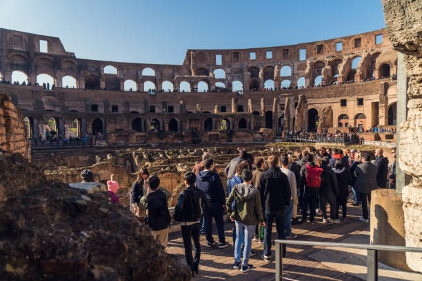 gens qui visitent le colisée - gladiator rome italy sunlight photos et images de collection