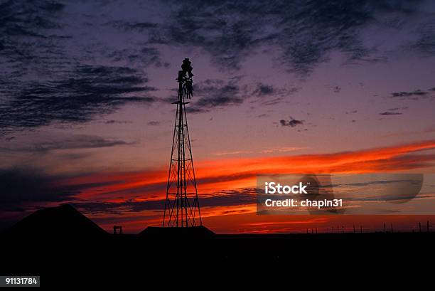 Photo libre de droit de Moulin À Vent Au Coucher Du Soleil banque d'images et plus d'images libres de droit de Agriculture - Agriculture, Animaux domestiques, Anticipation