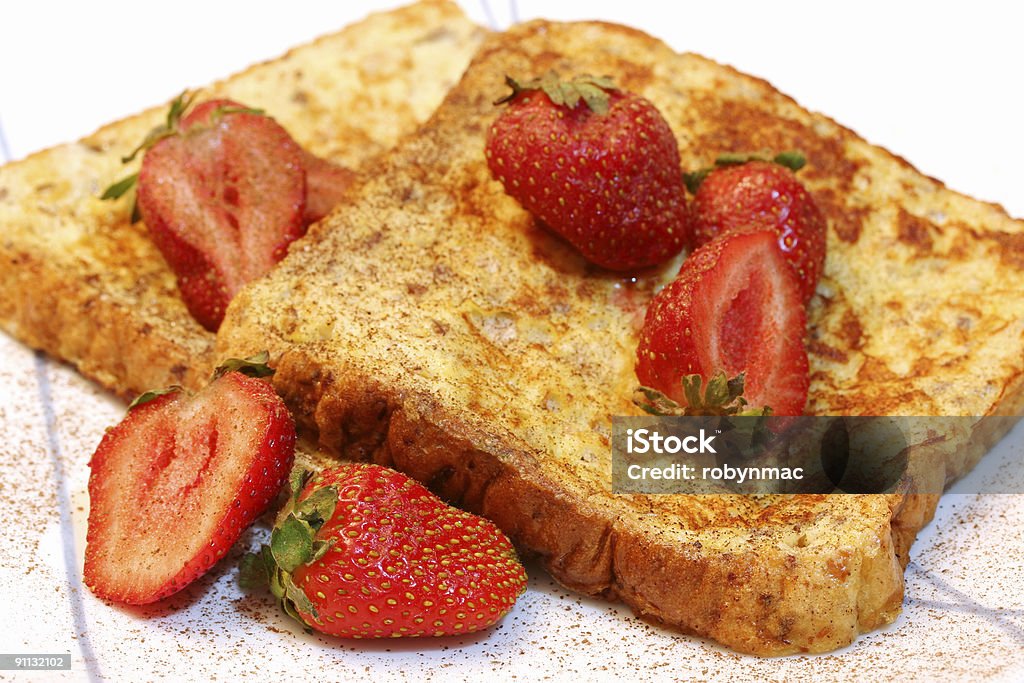 Toast alla francese con fragole - Foto stock royalty-free di Alimentazione sana