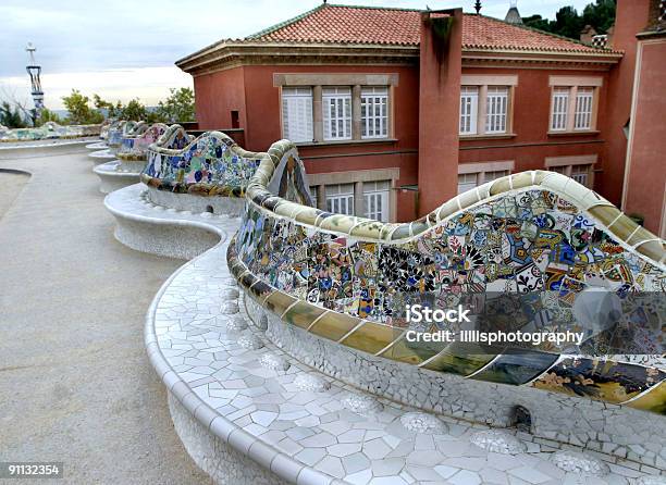 Photo libre de droit de Parc Guell De Gaudi Bancs De Barcelone En Espagne banque d'images et plus d'images libres de droit de Antonio Gaudi - Antonio Gaudi, Arbre, Architecture