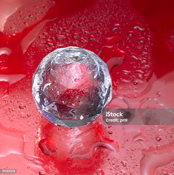 Diamante Rosso Sfera In Ambiente Umido - Fotografie stock e altre immagini di Bicchiere - Bicchiere, Brillante, Cerchio