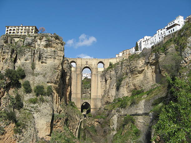 puenta nueva und parador in ronda, spanien - puenta nueva stock-fotos und bilder