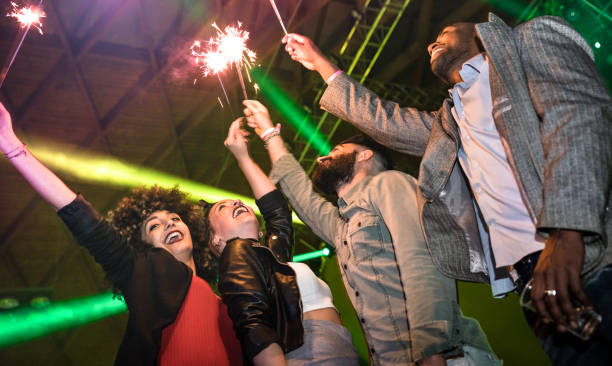 amigos jóvenes multirraciales bailando en discoteca con concepto de bengala fuegos artificiales - gente feliz loco divirtiéndose en la discoteca después de fiesta - vida nocturna borracho con chicos y chicas en el concierto festival - dance fever fotografías e imágenes de stock