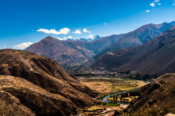 malowniczy widok z ruin twierdzy inków pisaq do doliny świętej doliny urubamba - calca zdjęcia i obrazy z banku zdjęć