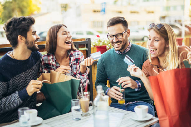 grupo de cuatro amigos que se divierten un café juntos después de comprar - couple outdoors coffee friendship fotografías e imágenes de stock