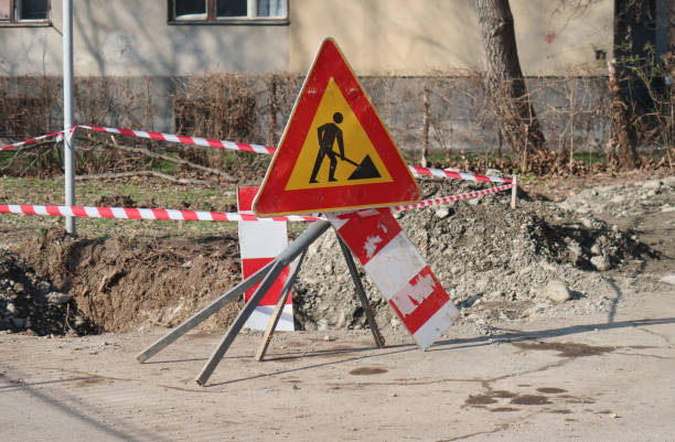 istock Road sign in a street under reconstruction 911341132