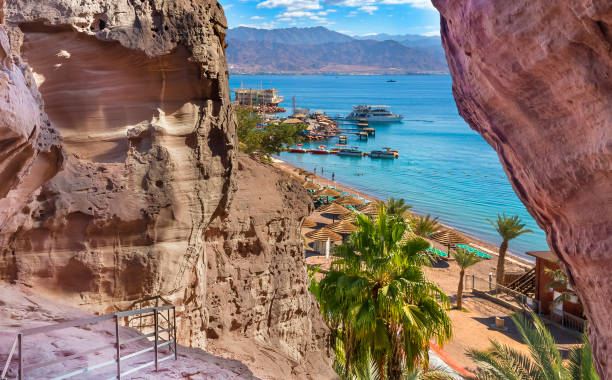 spiaggia soleggiata a eilat vista attraverso arenarie rosse del parco timna - majestic landscape arid climate beach foto e immagini stock