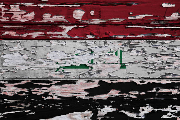 istock Iraqi flag painted on a grunge plank 911351688