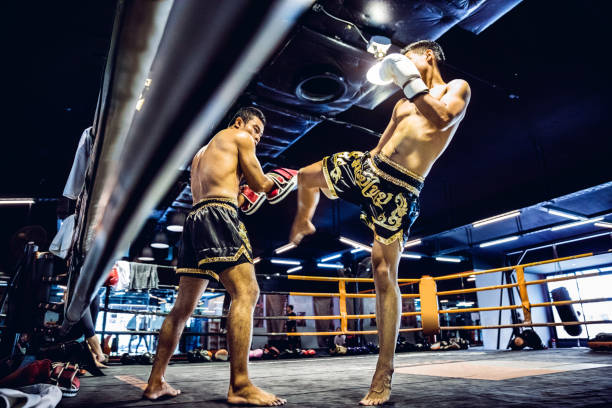 muay thai atletas treinando no ringue de boxe - kickboxing muay thai exercising sport - fotografias e filmes do acervo