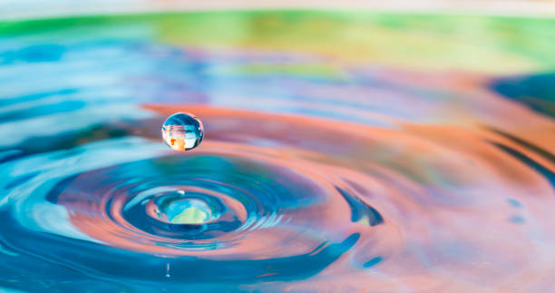 salpicaduras de agua gota - ripple nature water close to fotografías e imágenes de stock