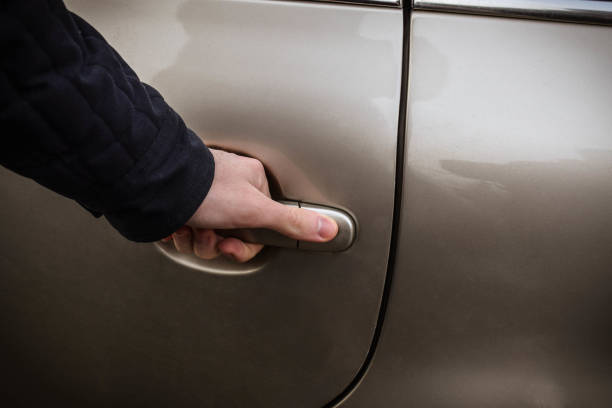 istock Man hand opening car door, close up 911366038