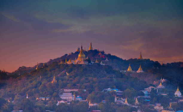 храмы мандалай хилл в мандалае, бирма, мьянма, азия, - shwezigon paya стоковые фото и изображения