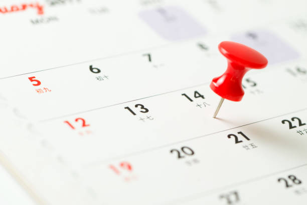 istock Red thumbtack pin on calendar 911394586