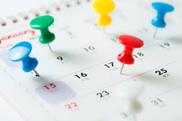istock Thumb tack pin on calendar 911397344