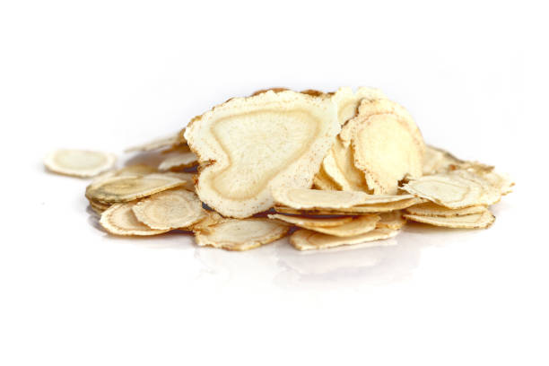 chinese herbal medicine - american ginseng slices (panax quinquefolius) - ginseng root herbal medicine panax imagens e fotografias de stock