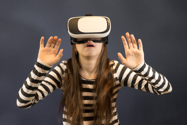 istock Shocked teenager girl using virtual reality device in studio. 911407870