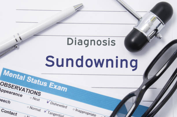 diagnóstico sundowning. nota médica rodeada por martelo neurológico, exame do estado mental com uma inscrição no diagnóstico psiquiátrico letras grandes de sundowning. foto do conceito de psiquiatria - neurologic - fotografias e filmes do acervo