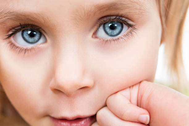 ritratto ravvicinato di un bambino - occhi azzurri foto e immagini stock