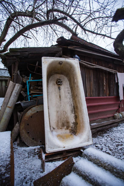 istock dirty bathtub in the street 911427150