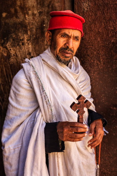 sacerdote católico de la iglesia de san jorge, lalibela. etiopía, áfrica - saint giorgis fotografías e imágenes de stock
